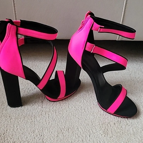 Shoes - Picture 1 of 4